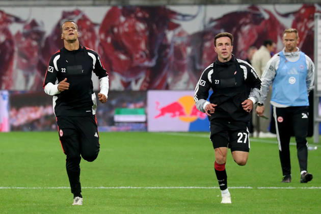 10.10.2026, xgox, Fussball 1.Bundesliga, RB Leipzig - Eintracht Frankfurt v.l. Auslaufen Timothy Chandler (Eintracht Frankfurt) Mario Götze Goetze (Eintracht Frankfurt) (DFL DFB REGULATIONS PROHIBIT ANY USE OF PHOTOGRAPHS as IMAGE SEQUENCES and or QUASI-VIDEO) Leipzig