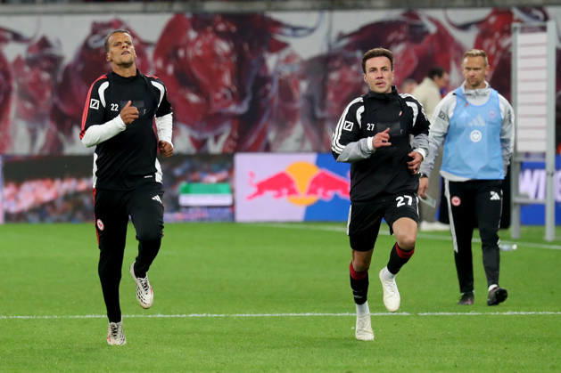 10.10.2026, xgox, Fussball 1.Bundesliga, RB Leipzig - Eintracht Frankfurt v.l. Auslaufen Timothy Chandler (Eintracht Frankfurt) Mario Götze Goetze (Eintracht Frankfurt) (DFL DFB REGULATIONS PROHIBIT ANY USE OF PHOTOGRAPHS as IMAGE SEQUENCES and or QUASI-VIDEO) Leipzig