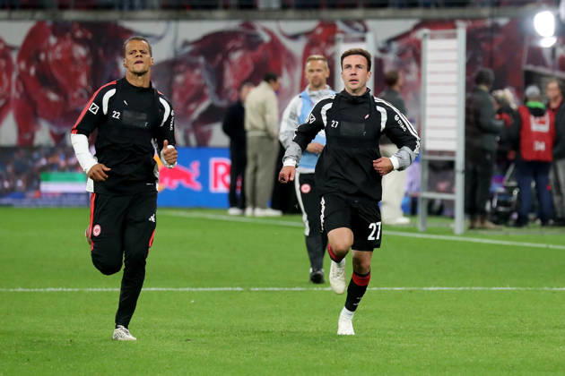 10.10.2026, xgox, Fussball 1.Bundesliga, RB Leipzig - Eintracht Frankfurt v.l. Auslaufen Timothy Chandler (Eintracht Frankfurt) Mario Götze Goetze (Eintracht Frankfurt) (DFL DFB REGULATIONS PROHIBIT ANY USE OF PHOTOGRAPHS as IMAGE SEQUENCES and or QUASI-VIDEO) Leipzig