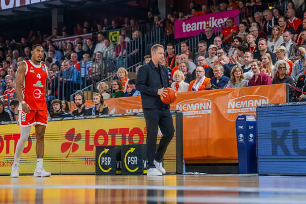 1. Basketball Bundesliga, easyCredit BBL, Saison 2026 2027, Herren, Hauptrunde, 5. Spieltag, 10.10.2026, RASTA Vechta - ratiopharm ulm Christian Held (Head-Coach - RASTA Vechta) während der Partie Vechta RASTA Dome Niedersachsen Deutschland