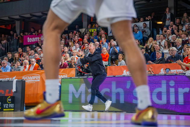 1. Basketball Bundesliga, easyCredit BBL, Saison 2026 2027, Herren, Hauptrunde, 5. Spieltag, 10.10.2026, RASTA Vechta - ratiopharm ulm Christian Held (Head-Coach - RASTA Vechta) zeigt Emotionen während der Partie Vechta RASTA Dome Niedersachsen Deutschland