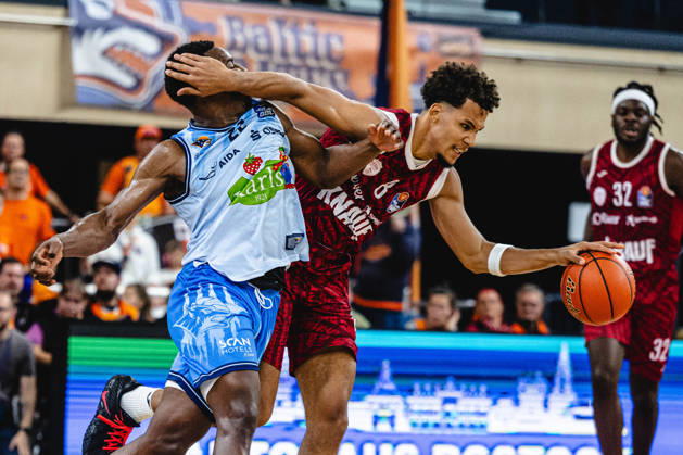 Rostock, Deutschland 10. Oktober 2026: easyCredit BBL - 2026 2027 - 5. Spieltag - Rostock Seawolves gegen Fitness First Würzburg Baskets Im Bild: v. li. im Zweikampf Johnathan Stove (Rostock SEAWOLVES) und Brandon Tischler (Fitness First Würzburg Baskets) Copyright: xFotostandx xVoelkerx