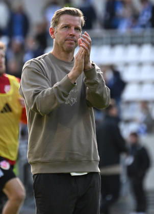 10.10.2026, xjhx, Fussball 2.Bundesliga, SV Darmstadt 98 - Energie Cottbus v.l. Trainer Florian Kohfeldt (SV Darmstadt 98) bedankt bedanken sich bei den Fans (DFL DFB REGULATIONS PROHIBIT ANY USE OF PHOTOGRAPHS as IMAGE SEQUENCES and or QUASI-VIDEO) Darmstadt