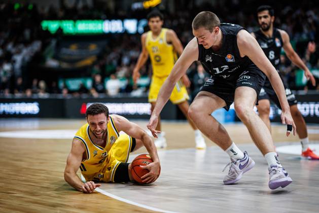 Jordan Ford (Alba Berlin) im Zweikampf mit Marten Linssen (Gladiators Trier), Aktion Action Vet Concept Gladiators Trier vs Alba Berlin, Basketball, easyCredit BBL, 5. Spieltag, Saison 2026 2027, 10.10.2026 Vet Concept Gladiators Trier vs Alba Berlin, Basketball, easyCredit BBL, 5. Spieltag, Saison 2026 2027, 10.10.2026 Copyright: xEibnerxPressefotox EP_ANS