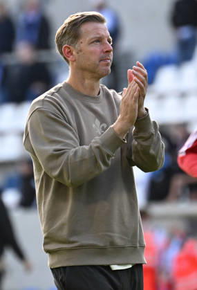 10.10.2026, xjhx, Fussball 2.Bundesliga, SV Darmstadt 98 - Energie Cottbus v.l. Trainer Florian Kohfeldt (SV Darmstadt 98) bedankt bedanken sich bei den Fans (DFL DFB REGULATIONS PROHIBIT ANY USE OF PHOTOGRAPHS as IMAGE SEQUENCES and or QUASI-VIDEO) Darmstadt