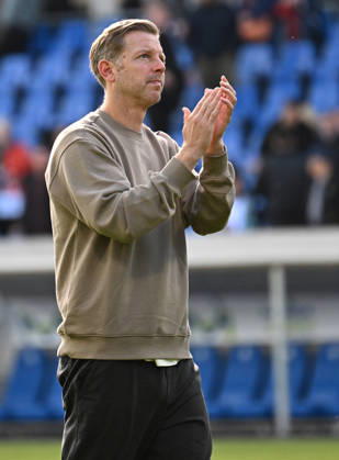 10.10.2026, xjhx, Fussball 2.Bundesliga, SV Darmstadt 98 - Energie Cottbus v.l. Trainer Florian Kohfeldt (SV Darmstadt 98) bedankt bedanken sich bei den Fans (DFL DFB REGULATIONS PROHIBIT ANY USE OF PHOTOGRAPHS as IMAGE SEQUENCES and or QUASI-VIDEO) Darmstadt