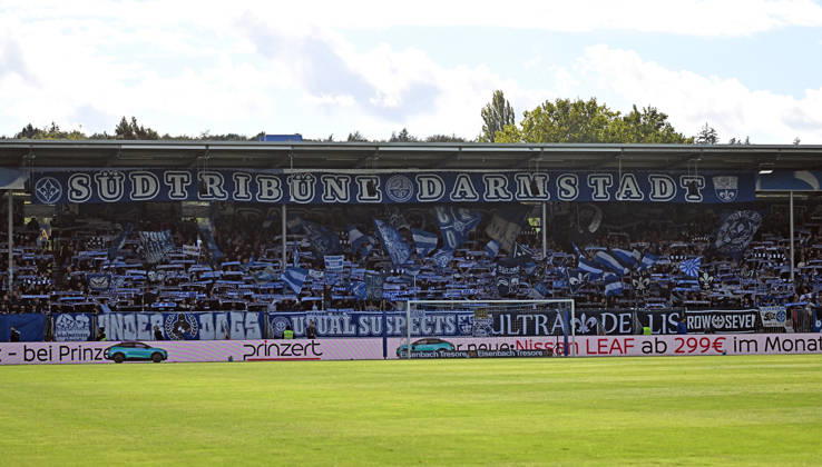 10.10.2026, xjhx, Fussball 2.Bundesliga, SV Darmstadt 98 - Energie Cottbus v.l. Fans SV Darmstadt 98, SVD, Lilien, Stimmung, Schals, Trikots (DFL DFB REGULATIONS PROHIBIT ANY USE OF PHOTOGRAPHS as IMAGE SEQUENCES and or QUASI-VIDEO) Darmstadt