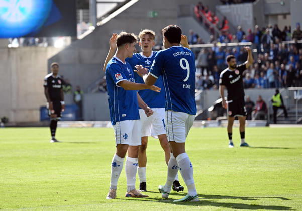10.10.2026, xjhx, Fussball 2.Bundesliga, SV Darmstadt 98 - Energie Cottbus v.l. Noah Weißhaupt (SV Darmstadt 98), Nicolas Verkooijen (SV Darmstadt 98), Ho-jae Lee (SV Darmstadt 98) celebrate the goal, Der Torjubel zum 1:1 (DFL DFB REGULATIONS PROHIBIT ANY USE OF PHOTOGRAPHS as IMAGE SEQUENCES and or QUASI-VIDEO) Darmstadt