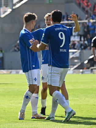10.10.2026, xjhx, Fussball 2.Bundesliga, SV Darmstadt 98 - Energie Cottbus v.l. Noah Weißhaupt (SV Darmstadt 98), Nicolas Verkooijen (SV Darmstadt 98), Ho-jae Lee (SV Darmstadt 98) celebrate the goal, Der Torjubel zum 1:1 (DFL DFB REGULATIONS PROHIBIT ANY USE OF PHOTOGRAPHS as IMAGE SEQUENCES and or QUASI-VIDEO) Darmstadt