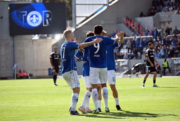 10.10.2026, xjhx, Fussball 2.Bundesliga, SV Darmstadt 98 - Energie Cottbus v.l. Kai Klefisch (SV Darmstadt 98), Noah Weißhaupt (SV Darmstadt 98), Nicolas Verkooijen (SV Darmstadt 98), Ho-jae Lee (SV Darmstadt 98) celebrate the goal, Der Torjubel zum 1:1 (DFL DFB REGULATIONS PROHIBIT ANY USE OF PHOTOGRAPHS as IMAGE SEQUENCES and or QUASI-VIDEO) Darmstadt