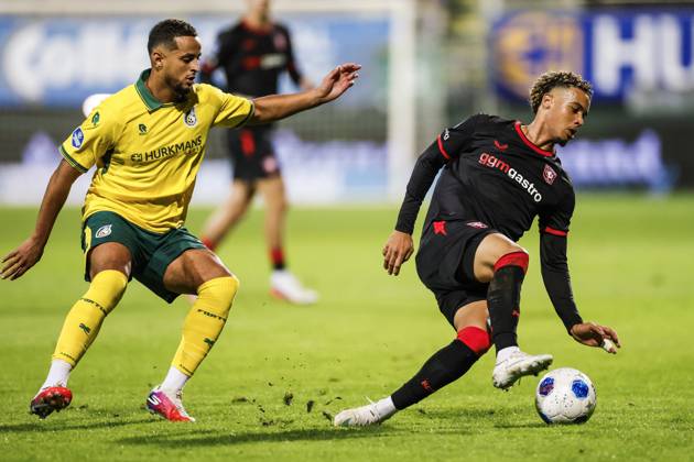 SITTARD - Mohamed Ihattaren of Fortuna Sittard, Daouda Weidmann of FC Twente (lr) during the Dutch Eredivisie match between Fortuna Sittard and FC Twente at the Fortuna Sittard stadium on 10 October 2026 in Sittard, the Netherlands. IRIS VAN DEN BROEK ANP Eredivisie 2026 27 xVIxANPxSportx xxANPxIVx 572054185 originalFilename: 572054185.jpg