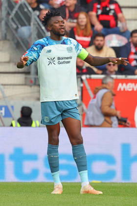 Mainz, Deutschland 10. Oktober 2026: 1. Bundesliga - 2026 2027 - 5. Spieltag - 1. FSV Mainz 05 gegen Bayer 04 Leverkusen Im Bild: Edmond Tapsoba (B04) steht gestikulierend auf dem Spielfeld. DFL regulations prohibit any use of photographs as image sequences and or quasi-video Mewa Arena Rheinland - Pfalz Copyright: xFotostandx xRacochax