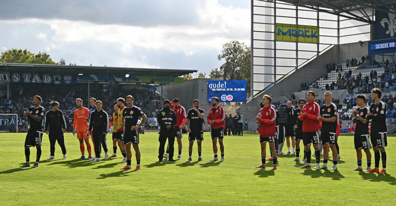 10.10.2026, xjhx, Fussball 2.Bundesliga, SV Darmstadt 98 - Energie Cottbus v.l. Tolgay Cigerci (Energie Cottbus) und Team enttaeuscht, enttaeuscht schauend, dissapointed (DFL DFB REGULATIONS PROHIBIT ANY USE OF PHOTOGRAPHS as IMAGE SEQUENCES and or QUASI-VIDEO) Darmstadt
