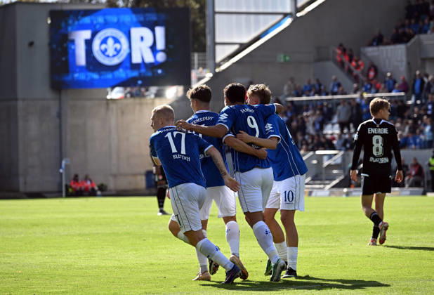 10.10.2026, xjhx, Fussball 2.Bundesliga, SV Darmstadt 98 - Energie Cottbus v.l. Kai Klefisch (SV Darmstadt 98), Noah Weißhaupt (SV Darmstadt 98), Nicolas Verkooijen (SV Darmstadt 98), Ho-jae Lee (SV Darmstadt 98) celebrate the goal, Der Torjubel zum 1:1 (DFL DFB REGULATIONS PROHIBIT ANY USE OF PHOTOGRAPHS as IMAGE SEQUENCES and or QUASI-VIDEO) Darmstadt