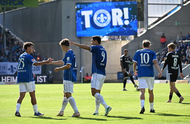 10.10.2026, xjhx, Fussball 2.Bundesliga, SV Darmstadt 98 - Energie Cottbus v.l. William Mikelbrencis (SV Darmstadt 98 ), Noah Weißhaupt (SV Darmstadt 98), Ho-jae Lee (SV Darmstadt 98), Nicolas Verkooijen (SV Darmstadt 98) celebrate the goal, Der Torjubel zum 1:1 (DFL DFB REGULATIONS PROHIBIT ANY USE OF PHOTOGRAPHS as IMAGE SEQUENCES and or QUASI-VIDEO) Darmstadt