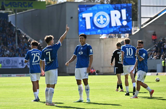 10.10.2026, xjhx, Fussball 2.Bundesliga, SV Darmstadt 98 - Energie Cottbus v.l. Noah Weißhaupt (SV Darmstadt 98), Ho-jae Lee (SV Darmstadt 98) celebrate the goal, Der Torjubel zum 1:1 (DFL DFB REGULATIONS PROHIBIT ANY USE OF PHOTOGRAPHS as IMAGE SEQUENCES and or QUASI-VIDEO) Darmstadt