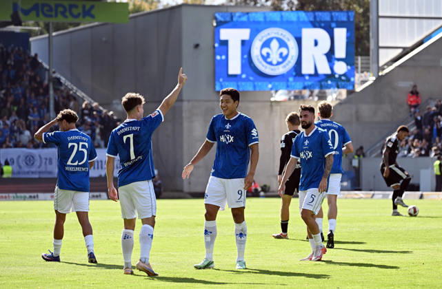 10.10.2026, xjhx, Fussball 2.Bundesliga, SV Darmstadt 98 - Energie Cottbus v.l. Noah Weißhaupt (SV Darmstadt 98), Ho-jae Lee (SV Darmstadt 98) celebrate the goal, Der Torjubel zum 1:1 (DFL DFB REGULATIONS PROHIBIT ANY USE OF PHOTOGRAPHS as IMAGE SEQUENCES and or QUASI-VIDEO) Darmstadt