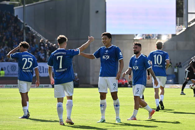 10.10.2026, xjhx, Fussball 2.Bundesliga, SV Darmstadt 98 - Energie Cottbus v.l. Noah Weißhaupt (SV Darmstadt 98), Ho-jae Lee (SV Darmstadt 98) celebrate the goal, Der Torjubel zum 1:1, Marco Richter (SV Darmstadt 98) (DFL DFB REGULATIONS PROHIBIT ANY USE OF PHOTOGRAPHS as IMAGE SEQUENCES and or QUASI-VIDEO) Darmstadt