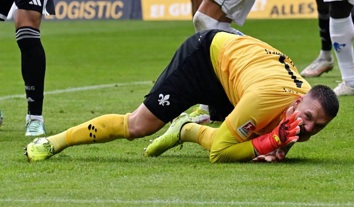 Sport Bilder des Tages 10.10.2026, xjhx, Fussball 2.Bundesliga, SV Darmstadt 98 - Energie Cottbus v.l. Marcel Schuhen (SV Darmstadt 98) (DFL DFB REGULATIONS PROHIBIT ANY USE OF PHOTOGRAPHS as IMAGE SEQUENCES and or QUASI-VIDEO) Darmstadt
