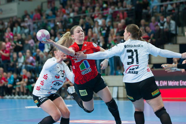 Zoe Stens (Zwickau, 73), Viktoria Marksteiner (Halle, 10), Victoria Hasselbusch (Zwickau, 31), SV Union Halle-Neustadt vs. BSV Sachsen Zwickau, Handball Bundesliga Frauen, 1. Bundesliga 5. Spieltag Saison 2026 27, 10.10.2026 Halle SWH Arena Sachsen-Anhalt Deutschland