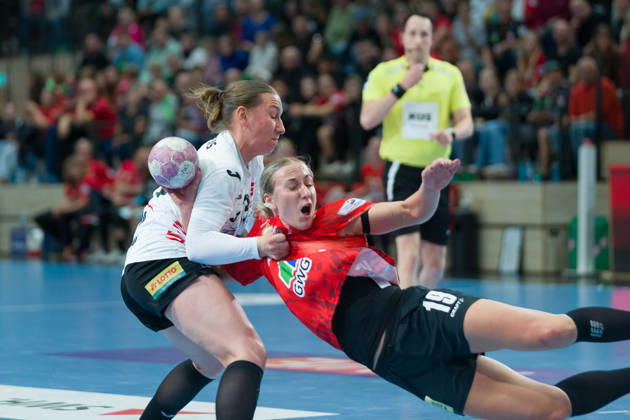 Zoe Stens (Zwickau, 73), Lea Gruber (Halle, 19), SV Union Halle-Neustadt vs. BSV Sachsen Zwickau, Handball Bundesliga Frauen, 1. Bundesliga 5. Spieltag Saison 2026 27, 10.10.2026 Halle SWH Arena Sachsen-Anhalt Deutschland