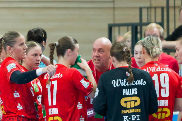 Trainer Pether Krautmeyer (Halle), Auszeit, SV Union Halle-Neustadt vs. BSV Sachsen Zwickau, Handball Bundesliga Frauen, 1. Bundesliga 5. Spieltag Saison 2026 27, 10.10.2026 Halle SWH Arena Sachsen-Anhalt Deutschland