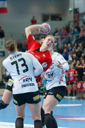 Zoe Stens (Zwickau, 73), Viktoria Marksteiner (Halle, 10), Victoria Hasselbusch (Zwickau, 31), SV Union Halle-Neustadt vs. BSV Sachsen Zwickau, Handball Bundesliga Frauen, 1. Bundesliga 5. Spieltag Saison 2026 27, 10.10.2026 Halle SWH Arena Sachsen-Anhalt Deutschland