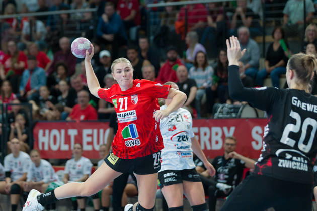 Lynn Holtmann (Halle, 27), Torhüterin Katja Grewe (Zwickau, 20), SV Union Halle-Neustadt vs. BSV Sachsen Zwickau, Handball Bundesliga Frauen, 1. Bundesliga 5. Spieltag Saison 2026 27, 10.10.2026 Halle SWH Arena Sachsen-Anhalt Deutschland