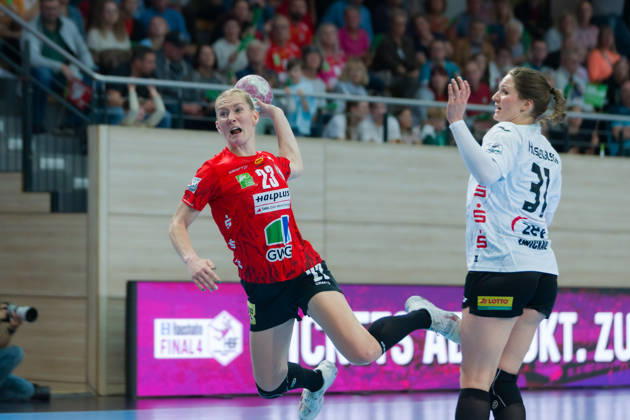 Marie Polakova (Halle, 23), Victoria Hasselbusch (Zwickau, 31), SV Union Halle-Neustadt vs. BSV Sachsen Zwickau, Handball Bundesliga Frauen, 1. Bundesliga 5. Spieltag Saison 2026 27, 10.10.2026 Halle SWH Arena Sachsen-Anhalt Deutschland