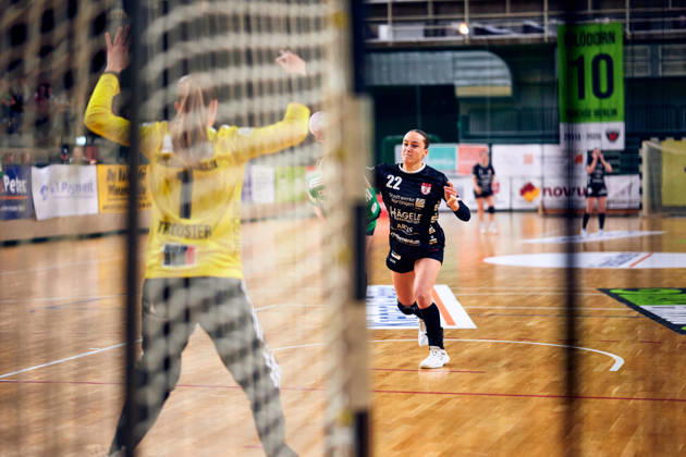 DANIQUE TROOSTER (Fuechse Berlin, 01), Maxime Luber (SG Nuertingen-Zizishausen, 22), GER, 2. Handball - Bundesliga Frauen, Fuechse Berlin vs. SG Nuertingen-Zizishausen, Saison 2026 27, 5. Spieltag, 10.10.2026 GER, 2. Handball - Bundesliga Frauen, Fuechse Berlin vs. SG Nuertingen-Zizishausen, Saison 2026 27, 5. Spieltag, 10.10.2026 Berlin