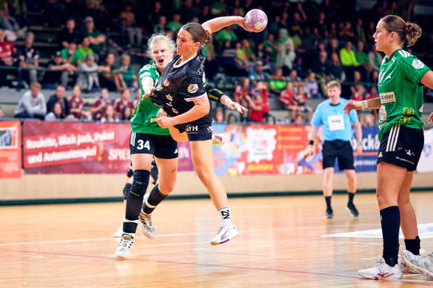 JONNA SCHAUBE (Fuechse Berlin, 34), Lisa Fuchs (SG Nuertingen-Zizishausen, 24), GER, 2. Handball - Bundesliga Frauen, Fuechse Berlin vs. SG Nuertingen-Zizishausen, Saison 2026 27, 5. Spieltag, 10.10.2026 GER, 2. Handball - Bundesliga Frauen, Fuechse Berlin vs. SG Nuertingen-Zizishausen, Saison 2026 27, 5. Spieltag, 10.10.2026 Berlin