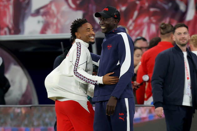 10.10.2026, xtgx, Fussball 1.Bundesliga, RB Leipzig - Eintracht Frankfurt v.l. Christopher Nkunku (RB Leipzig) hat den Spielball mitgenommen Teammanager Babacar N Diaye (DFL DFB REGULATIONS PROHIBIT ANY USE OF PHOTOGRAPHS as IMAGE SEQUENCES and or QUASI-VIDEO) Leipzig
