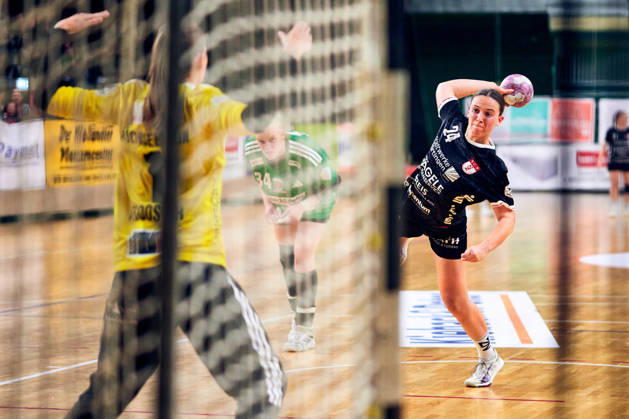 DANIQUE TROOSTER (Fuechse Berlin, 01), Lisa Fuchs (SG Nuertingen-Zizishausen, 24), GER, 2. Handball - Bundesliga Frauen, Fuechse Berlin vs. SG Nuertingen-Zizishausen, Saison 2026 27, 5. Spieltag, 10.10.2026 GER, 2. Handball - Bundesliga Frauen, Fuechse Berlin vs. SG Nuertingen-Zizishausen, Saison 2026 27, 5. Spieltag, 10.10.2026 Berlin
