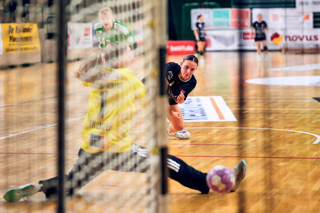 DANIQUE TROOSTER (Fuechse Berlin, 01), Lisa Fuchs (SG Nuertingen-Zizishausen, 24), GER, 2. Handball - Bundesliga Frauen, Fuechse Berlin vs. SG Nuertingen-Zizishausen, Saison 2026 27, 5. Spieltag, 10.10.2026 GER, 2. Handball - Bundesliga Frauen, Fuechse Berlin vs. SG Nuertingen-Zizishausen, Saison 2026 27, 5. Spieltag, 10.10.2026 Berlin