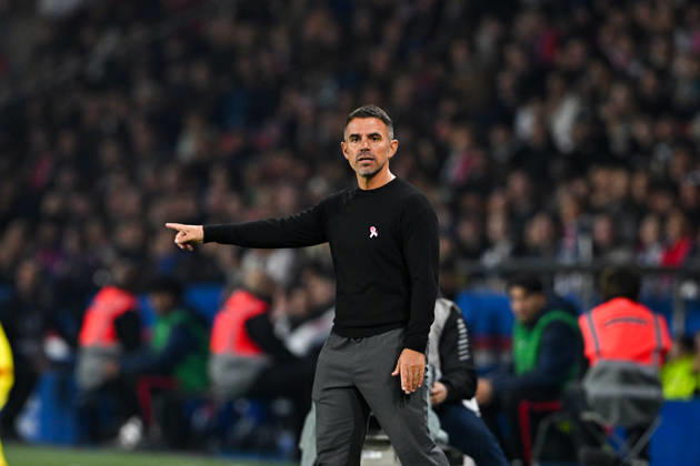 Paris Saint-Germain v Le Mans FC - Ligue 1 McDonald s 2026 2027 Patrick VIDEIRA coach of Le Mans FC pay tribute to Pink October using a pink ribbon during Ligue 1 McDonald s match between Paris and Le Mans at Parc des Princes on October 10, 2026 in Paris, France. Paris France  Copyright: xBaptistexFernandezx 776573319