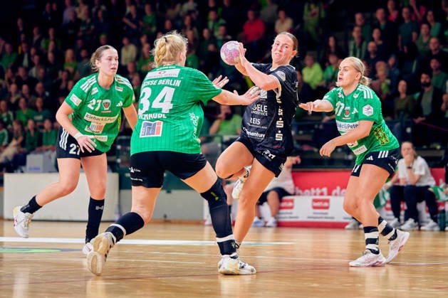 Lisa Fuchs (SG Nuertingen-Zizishausen, 24), JONNA SCHAUBE (Fuechse Berlin, 34), ANOUK NIEUWENWEG (Fuechse Berlin, 47), NOMI IN DE BRAEKT (Fuechse Berlin, 27), GER, 2. Handball - Bundesliga Frauen, Fuechse Berlin vs. SG Nuertingen-Zizishausen, Saison 2026 27, 5. Spieltag, 10.10.2026 GER, 2. Handball - Bundesliga Frauen, Fuechse Berlin vs. SG Nuertingen-Zizishausen, Saison 2026 27, 5. Spieltag, 10.10.2026 Berlin