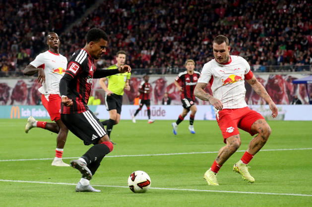 10.10.2026, xgox, Fussball 1.Bundesliga, RB Leipzig - Eintracht Frankfurt v.l. Ansgar Knauff (Eintracht Frankfurt) David Raum (RB Leipzig) Zweikampf, Aktion, action, battle for the ball (DFL DFB REGULATIONS PROHIBIT ANY USE OF PHOTOGRAPHS as IMAGE SEQUENCES and or QUASI-VIDEO) Leipzig