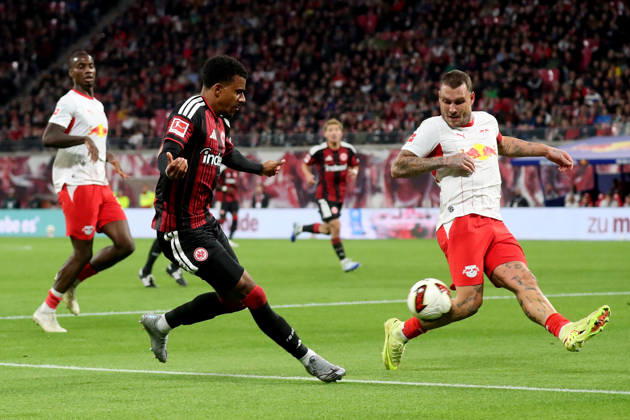 10.10.2026, xgox, Fussball 1.Bundesliga, RB Leipzig - Eintracht Frankfurt v.l. Ansgar Knauff (Eintracht Frankfurt) David Raum (RB Leipzig) Zweikampf, Aktion, action, battle for the ball (DFL DFB REGULATIONS PROHIBIT ANY USE OF PHOTOGRAPHS as IMAGE SEQUENCES and or QUASI-VIDEO) Leipzig