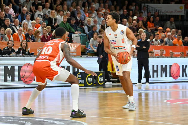 Micael Rataj (ratiopharm Ulm, 12) am Ball gegen Justin Edler-Davies (RASTA Vechta, 10) RASTA Vechta vs. ratiopharm Ulm, easyCredit Basketball Bundesliga, 5. Spieltag, Saison 2026 2027, 10.10.2026, RASTA Vechta vs. ratiopharm Ulm, easyCredit Basketball Bundesliga, 5. Spieltag, Saison 2026 2027, 10.10.2026 Vechta Copyright: xEibner-Pressefoto RobertxGertzenx EP_RGN
