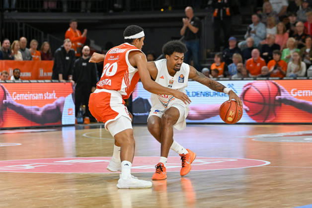Ibi Watson (ratiopharm Ulm, 02) am Ball gegen Nelson Weidemann (RASTA Vechta, 30) RASTA Vechta vs. ratiopharm Ulm, easyCredit Basketball Bundesliga, 5. Spieltag, Saison 2026 2027, 10.10.2026, RASTA Vechta vs. ratiopharm Ulm, easyCredit Basketball Bundesliga, 5. Spieltag, Saison 2026 2027, 10.10.2026 Vechta Copyright: xEibner-Pressefoto RobertxGertzenx EP_RGN