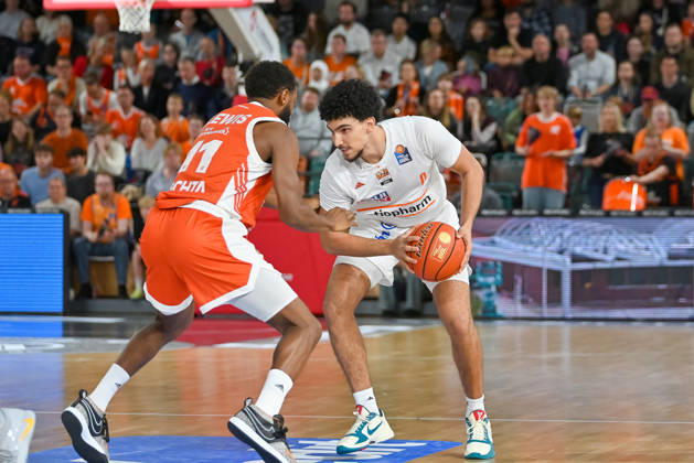 Adam Atamna (ratiopharm Ulm, 00) am Ball gegen Matt Lewis (RASTA Vechta, 10) RASTA Vechta vs. ratiopharm Ulm, easyCredit Basketball Bundesliga, 5. Spieltag, Saison 2026 2027, 10.10.2026, RASTA Vechta vs. ratiopharm Ulm, easyCredit Basketball Bundesliga, 5. Spieltag, Saison 2026 2027, 10.10.2026 Vechta Copyright: xEibner-Pressefoto RobertxGertzenx EP_RGN
