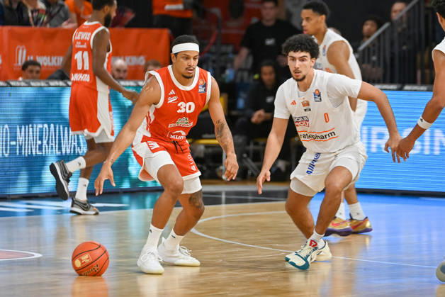 Nelson Weidemann (RASTA Vechta, 30) am Ball gegen Adam Atamna (ratiopharm Ulm, 00) RASTA Vechta vs. ratiopharm Ulm, easyCredit Basketball Bundesliga, 5. Spieltag, Saison 2026 2027, 10.10.2026, RASTA Vechta vs. ratiopharm Ulm, easyCredit Basketball Bundesliga, 5. Spieltag, Saison 2026 2027, 10.10.2026 Vechta Copyright: xEibner-Pressefoto RobertxGertzenx EP_RGN