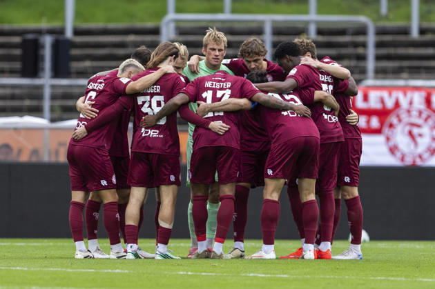 3. Liga, Fortuna Köln - 1. FC Saarbrücken; 10.10.2026 Die Spieler von Fortuna Köln schwören sich vor Anpfiff der Partie ein. 3. Liga, Fortuna Köln - 1. FC Saarbrücken, 8. Spieltag, am 10.10.2026, Südstadion, Köln. DFB regulations prohibit any use of photographs as image sequences and or quasi-video Copyright: xBEAUTIFULxSPORTS Meuselx
