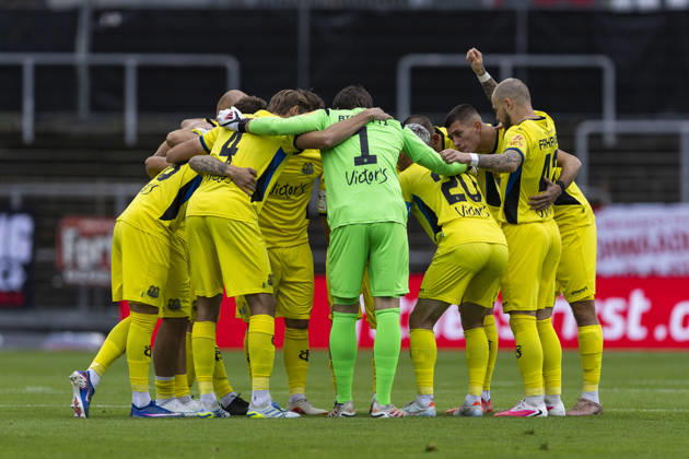 3. Liga, Fortuna Köln - 1. FC Saarbrücken; 10.10.2026 Die Spieler des 1. FC Saarbrücken stehen vor Anpfiff der Partie im Kreis zusammen. 3. Liga, Fortuna Köln - 1. FC Saarbrücken, 8. Spieltag, am 10.10.2026, Südstadion, Köln. DFB regulations prohibit any use of photographs as image sequences and or quasi-video Copyright: xBEAUTIFULxSPORTS Meuselx