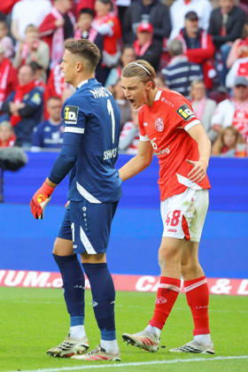 Mainz, Deutschland 10. Oktober 2026: 1. Bundesliga - 2026 2027 - 5. Spieltag - 1. FSV Mainz 05 gegen Bayer 04 Leverkusen Im Bild: Enttäuschte Mainzer Spieler nach dem frühen Gegentor: v.li. Torhüter Alexander Schwolow (M05) und Kacper Potulski (M05). DFL regulations prohibit any use of photographs as image sequences and or quasi-video Mewa Arena Rheinland - Pfalz Copyright: xFotostandx xRacochax