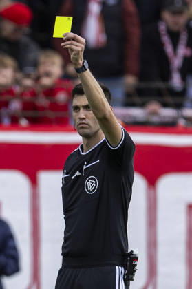 3. Liga, Fortuna Köln - 1. FC Saarbrücken; 10.10.2026 Schiedsrichter Felix Grund zeigt die gelbe Karte. 3. Liga, Fortuna Köln - 1. FC Saarbrücken, 8. Spieltag, am 10.10.2026, Südstadion, Köln. DFB regulations prohibit any use of photographs as image sequences and or quasi-video Copyright: xBEAUTIFULxSPORTS Meuselx
