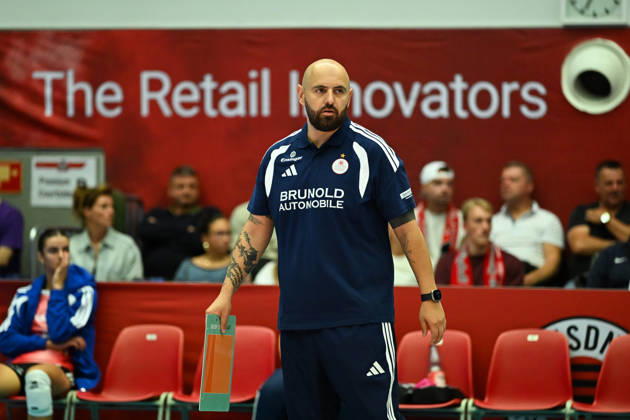 Konstantin Bitter (Cheftrainer Allianz MTV Stuttgart) Dresdner SC vs. Allianz MTV Stuttgart, 1. Volleyball Bundesliga Damen, Spielzeit 2026 2027, 10.10.2026 Dresdner SC vs. Allianz MTV Stuttgart, 1. Volleyball Bundesliga Damen, Spielzeit 2026 2027, 10.10.2026 Dresden Copyright: xEibner-Pressefoto xHoepnerx EP_PHR