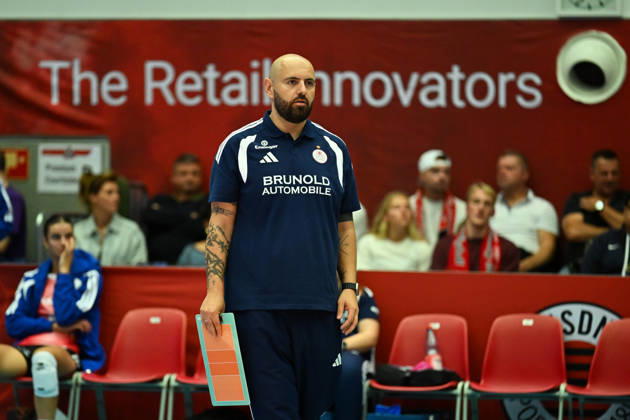 Konstantin Bitter (Cheftrainer Allianz MTV Stuttgart) Dresdner SC vs. Allianz MTV Stuttgart, 1. Volleyball Bundesliga Damen, Spielzeit 2026 2027, 10.10.2026 Dresdner SC vs. Allianz MTV Stuttgart, 1. Volleyball Bundesliga Damen, Spielzeit 2026 2027, 10.10.2026 Dresden Copyright: xEibner-Pressefoto xHoepnerx EP_PHR