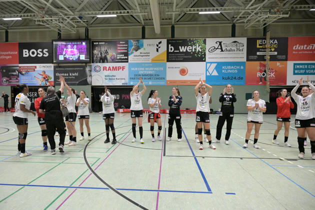 die Spielerinnen von SCM Ramnicu Valcea bedanken sich bei den Fans TusSies Metzingen vs. SCM Ramnicu Valcea, Handball, EHF, Europa Leauge Qualifikation Rueckspiel, Saison 2026 2027, 10.10.2026 TusSies Metzingen vs. SCM Ramnicu Valcea, Handball, EHF, Europa Leauge Qualifikation Rueckspiel, Saison 2026 2027, 10.10.2026 Metzingen Copyright: xEibner-Pressefotox EP_TBR