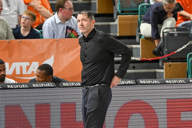 Ty Harrelson (ratiopharm Ulm, Coach) blickt skeptisch auf die Anzeigentafel RASTA Vechta vs. ratiopharm Ulm, easyCredit Basketball Bundesliga, 5. Spieltag, Saison 2026 2027, 10.10.2026, RASTA Vechta vs. ratiopharm Ulm, easyCredit Basketball Bundesliga, 5. Spieltag, Saison 2026 2027, 10.10.2026 Vechta Copyright: xEibner-Pressefoto RobertxGertzenx EP_RGN